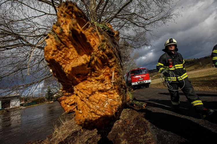 Kvůli silnému větru museli hasiči na střechy i do vody