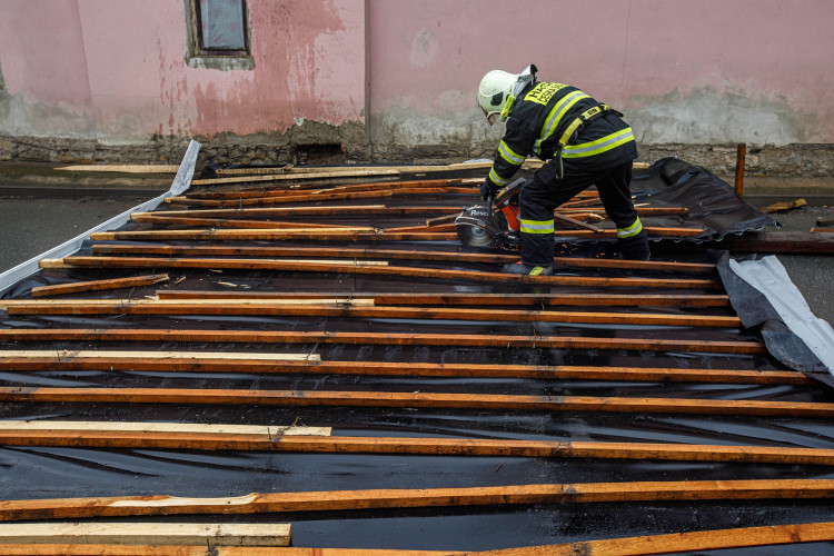 Kvůli silnému větru museli hasiči na střechy i do vody