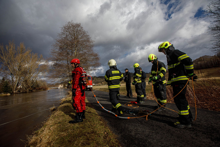 Kvůli silnému větru museli hasiči na střechy i do vody