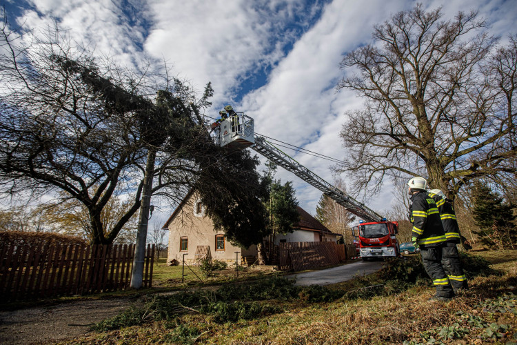 Kvůli silnému větru museli hasiči na střechy i do vody