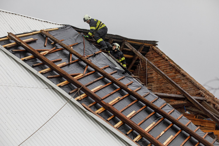 Kvůli silnému větru museli hasiči na střechy i do vody