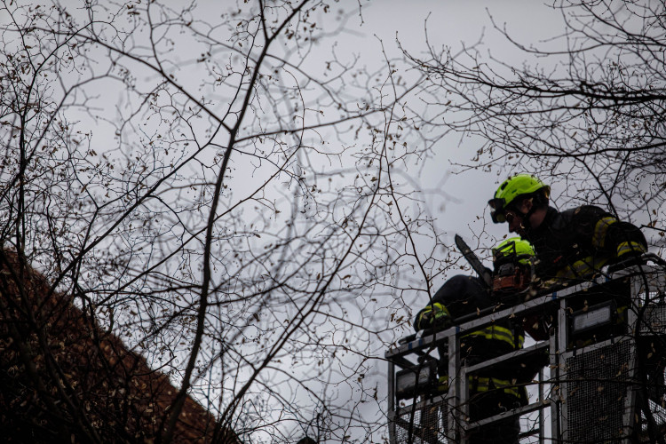 Kvůli silnému větru museli hasiči na střechy i do vody