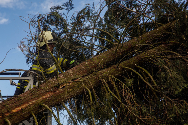 Kvůli silnému větru museli hasiči na střechy i do vody