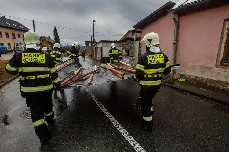 Kvůli silnému větru museli hasiči na střechy i do vody