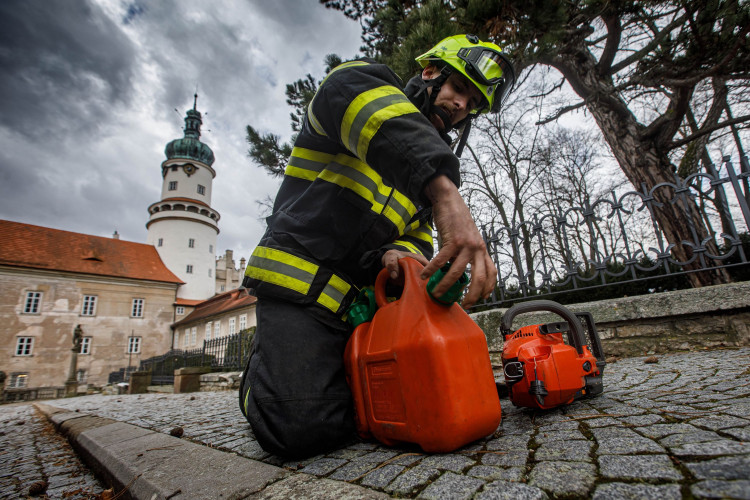 Kvůli silnému větru museli hasiči na střechy i do vody