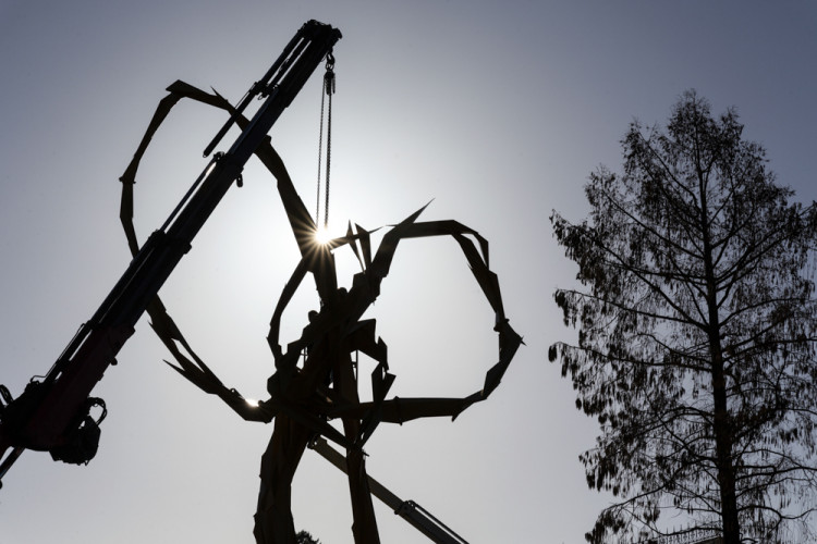 Demontáž ocelové sochy Stvůra z olomouckého parku