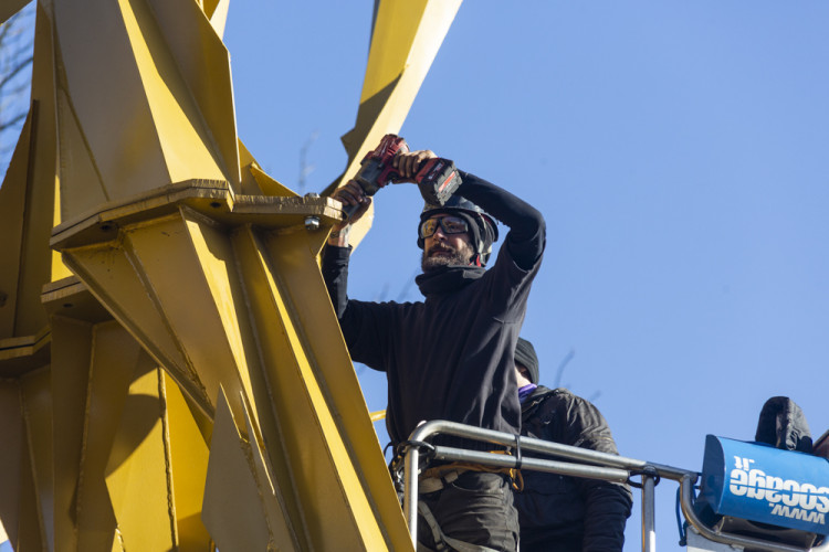 Demontáž ocelové sochy Stvůra z olomouckého parku