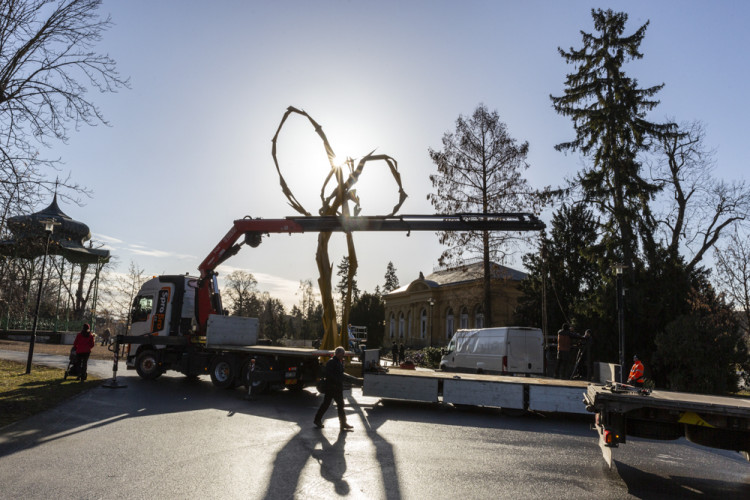 Demontáž ocelové sochy Stvůra z olomouckého parku