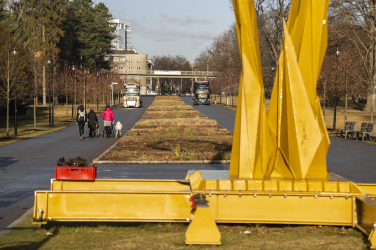 Demontáž ocelové sochy Stvůra z olomouckého parku