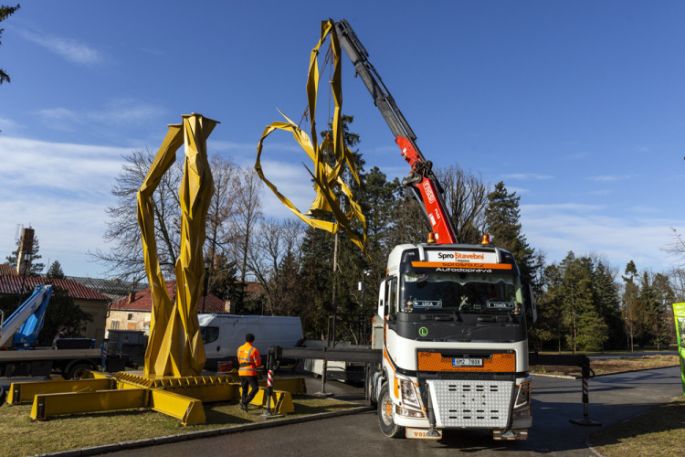 Demontáž ocelové sochy Stvůra z olomouckého parku