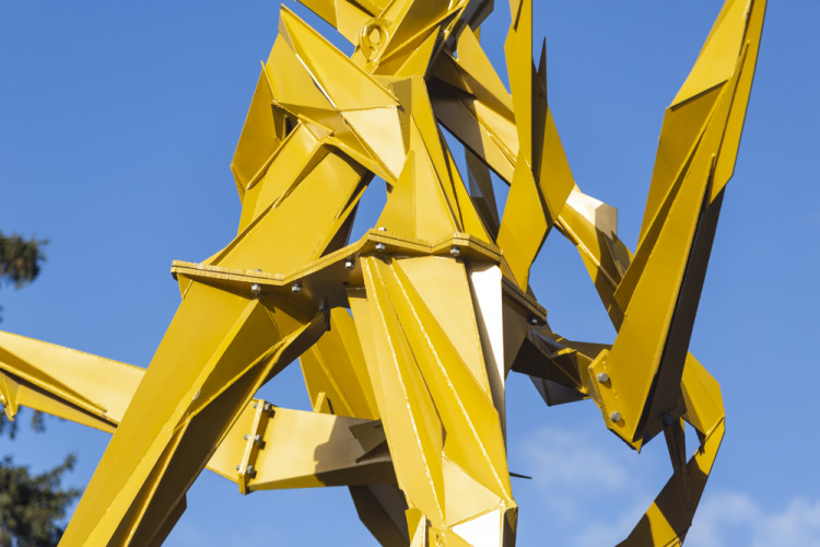 Demontáž ocelové sochy Stvůra z olomouckého parku