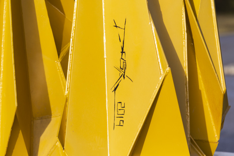 Demontáž ocelové sochy Stvůra z olomouckého parku