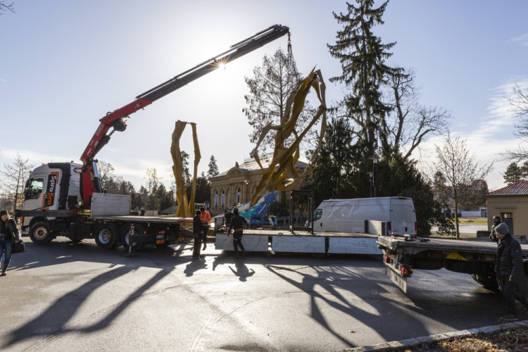 Demontáž ocelové sochy Stvůra z olomouckého parku