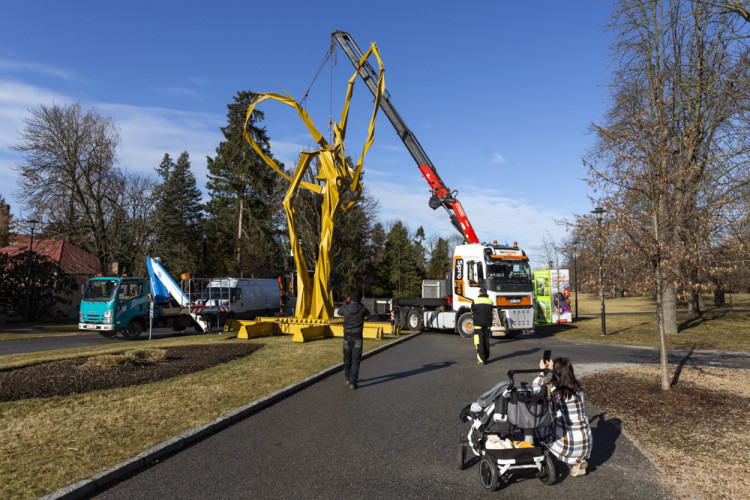 Demontáž ocelové sochy Stvůra z olomouckého parku