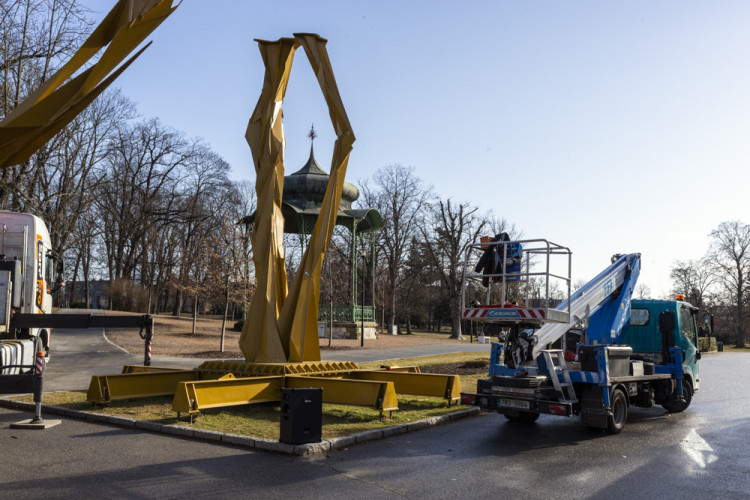 Demontáž ocelové sochy Stvůra z olomouckého parku