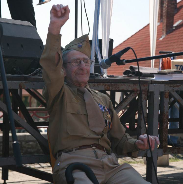 Raymond A. Noury při odhalení pomníku v Dubči v roce 2009