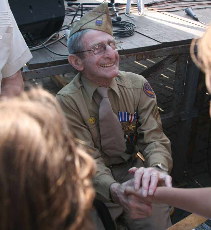 Raymond A. Noury při odhalení pomníku v Dubči v roce 2009