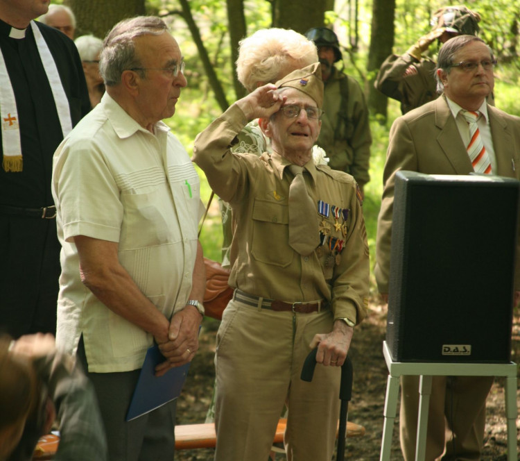 Raymond A. Noury při odhalení pomníku v Dubči v roce 2009