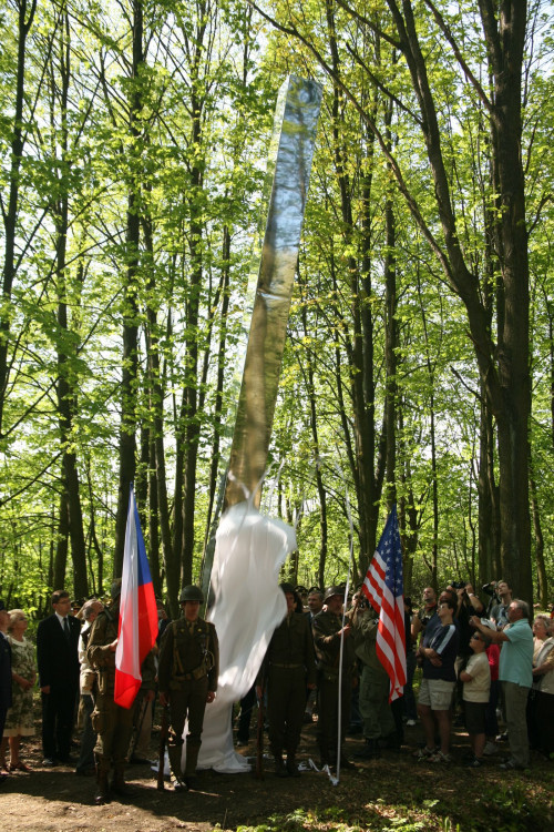 Odhalení pomníku v Dubči v roce 2009