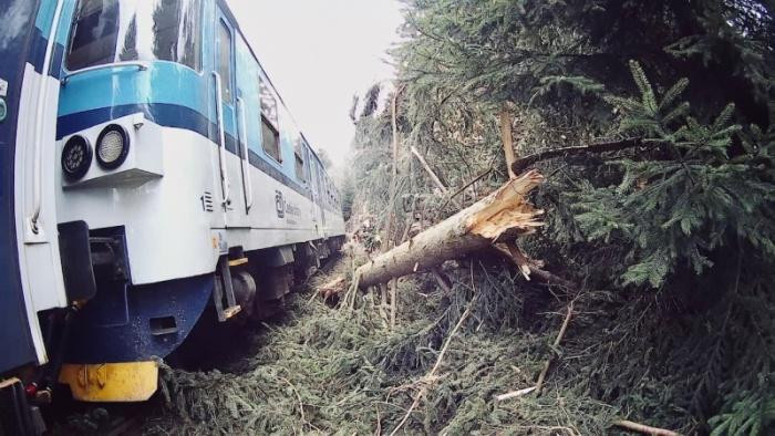 Následky silného větru hasiči řešili i o víkendu