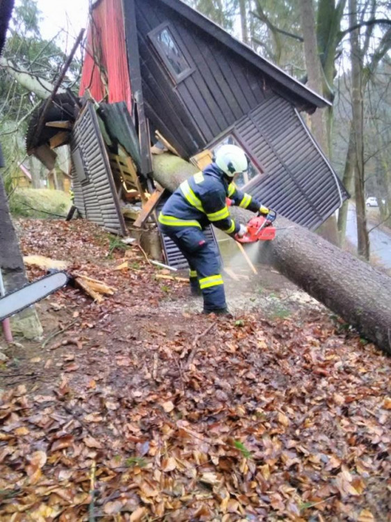 Následky silného větru hasiči řešili i o víkendu