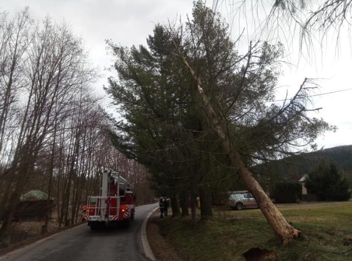 Následky silného větru hasiči řešili i o víkendu