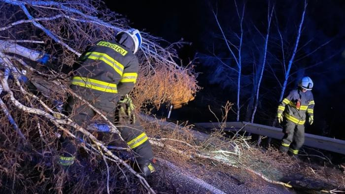 Následky silného větru hasiči řešili i o víkendu