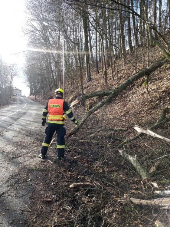 Následky silného větru hasiči řešili i o víkendu