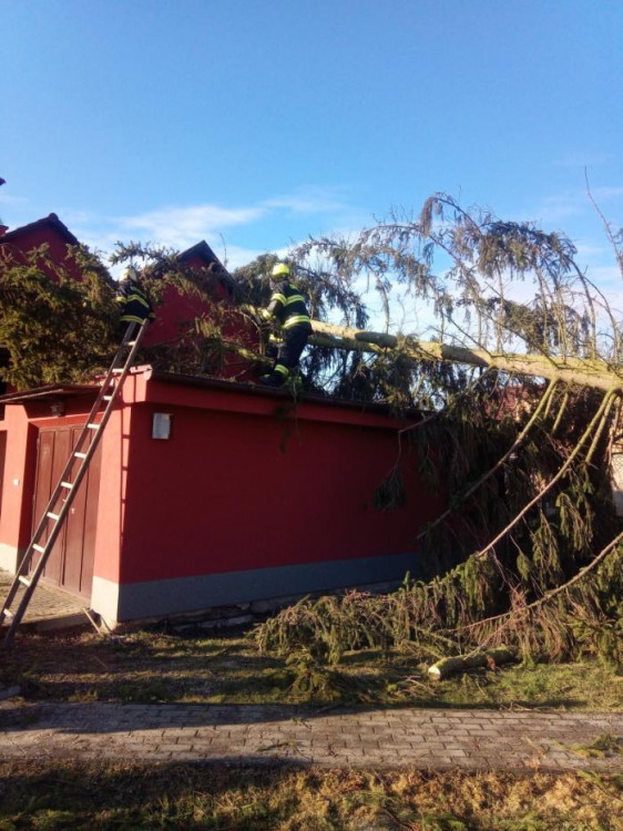 Následky silného větru hasiči řešili i o víkendu