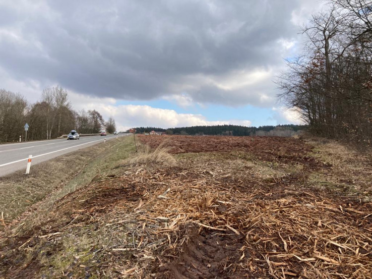 Místo začínajícího obchvatu ve směru od Jičína před Kumburským Újezdem. 