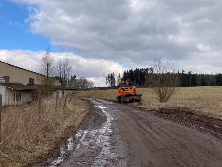 V těchto místech obchvat obkrouží obec Vrchovina. 