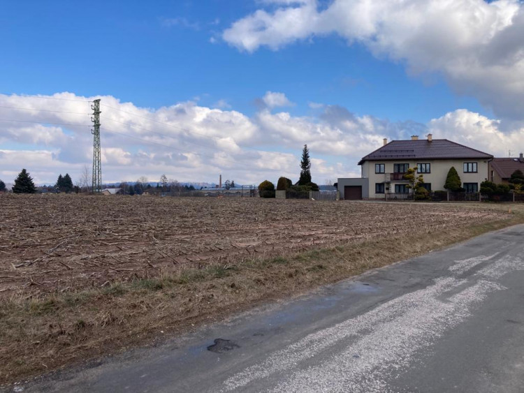 V Heřmanicích nová silnice těsně vyhne rodinnému domu.