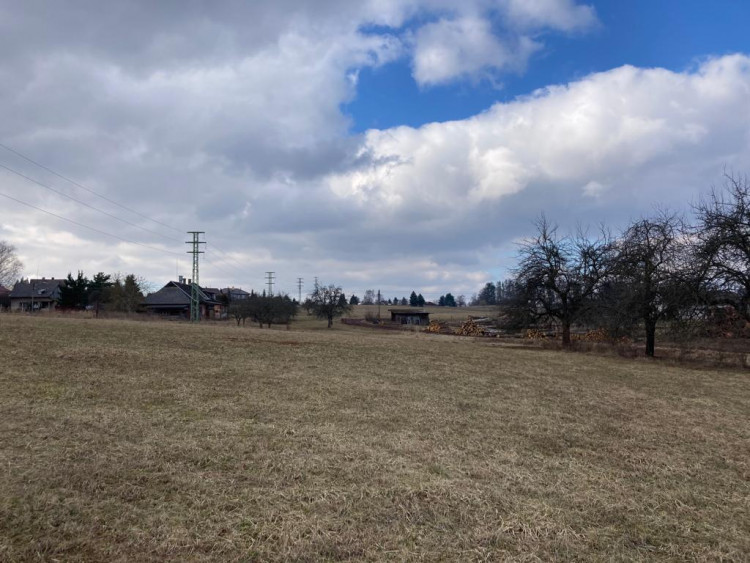 Trasa obchvatu za areálem bývalé Silničky ve směru k železniční trati. 