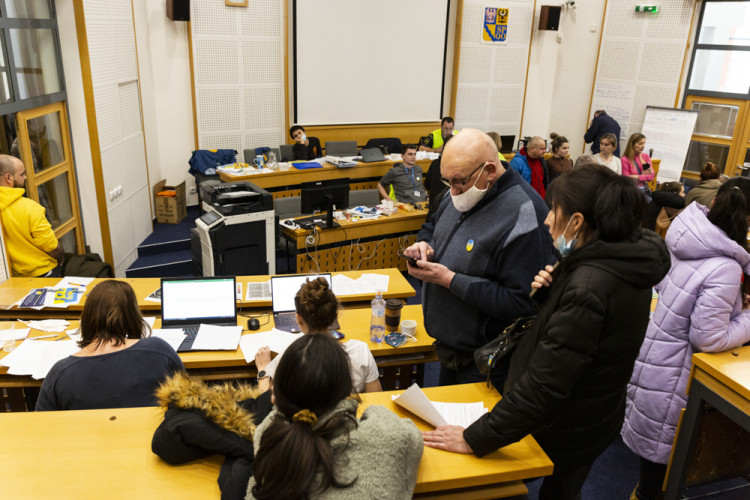Krajské asistenční centrum odbavilo stovky uprchlíků z Ukrajiny. Nově bude sídlit v Hanáckých kasárnách