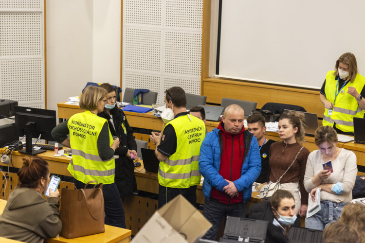 Krajské asistenční centrum odbavilo stovky uprchlíků z Ukrajiny. Nově bude sídlit v Hanáckých kasárnách