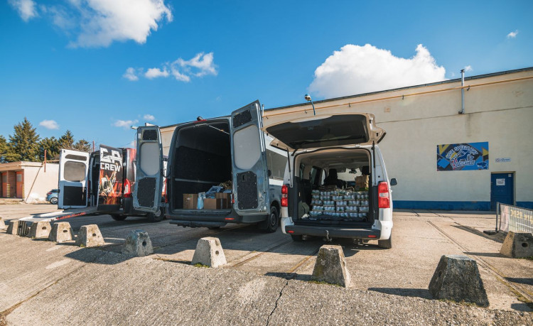 FOTOGALERIE: Transport krmení pro psy na Ukrajinu