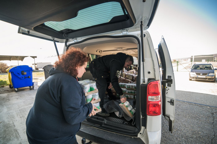 FOTOGALERIE: Transport krmení pro psy na Ukrajinu