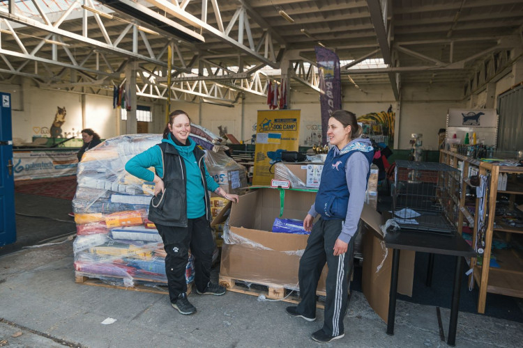 FOTOGALERIE: Transport krmení pro psy na Ukrajinu