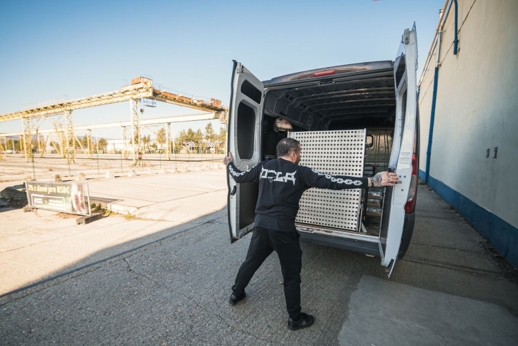 FOTOGALERIE: Transport krmení pro psy na Ukrajinu