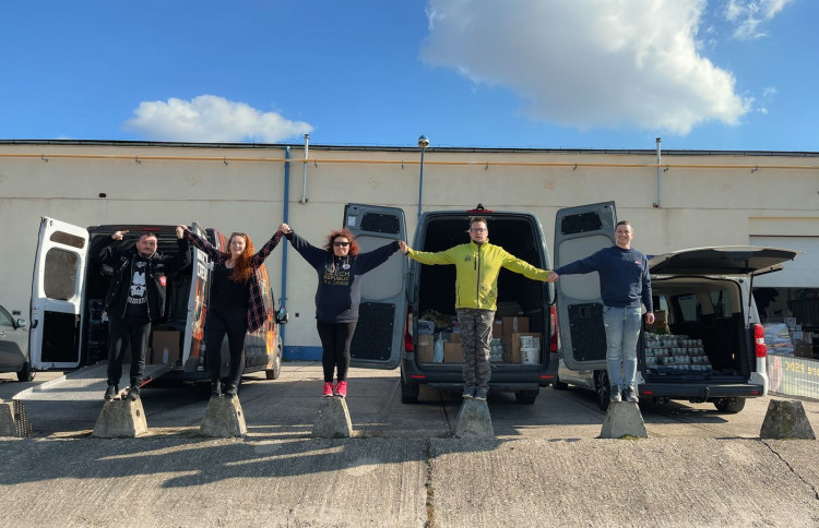 FOTOGALERIE: Transport krmení pro psy na Ukrajinu