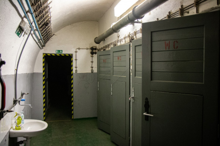 Podívejte se do největšího protiatomového krytu v Praze