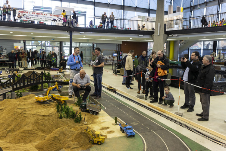 Olomouckou Floru zaplavily modely lodí, vláčků, letadel i stavební a vojenské techniky