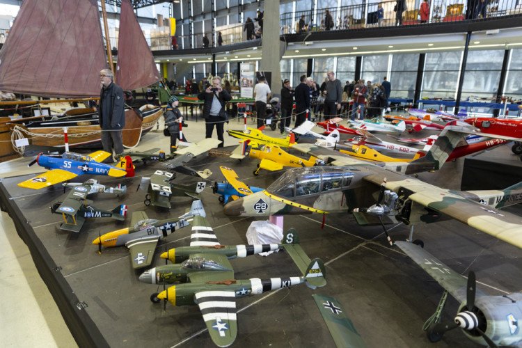 Olomouckou Floru zaplavily modely lodí, vláčků, letadel i stavební a vojenské techniky