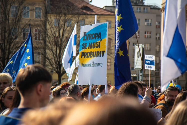 FOTOGALERIE: V Praze demonstrovali Rusové proti Putinovi