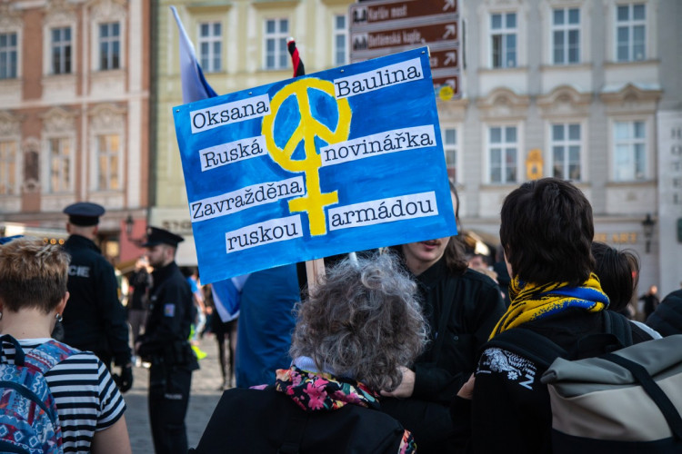 FOTOGALERIE: V Praze demonstrovali Rusové proti Putinovi