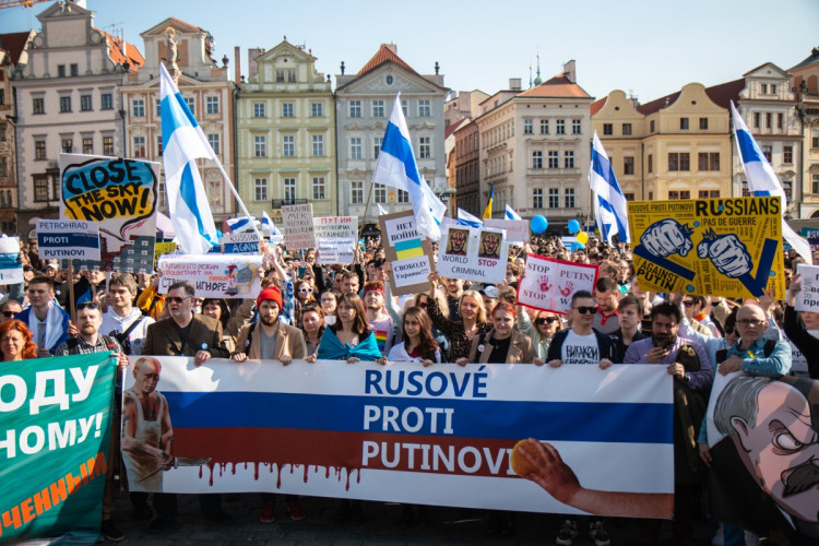 FOTOGALERIE: V Praze demonstrovali Rusové proti Putinovi