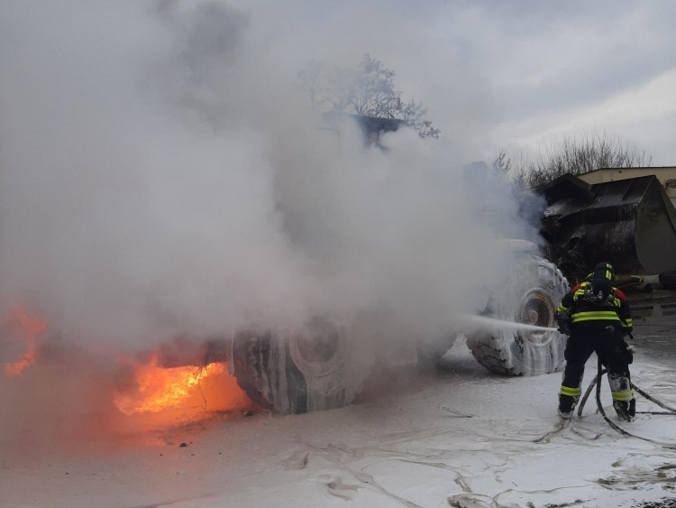 FOTOGALERIE: Požár kolového nakladače