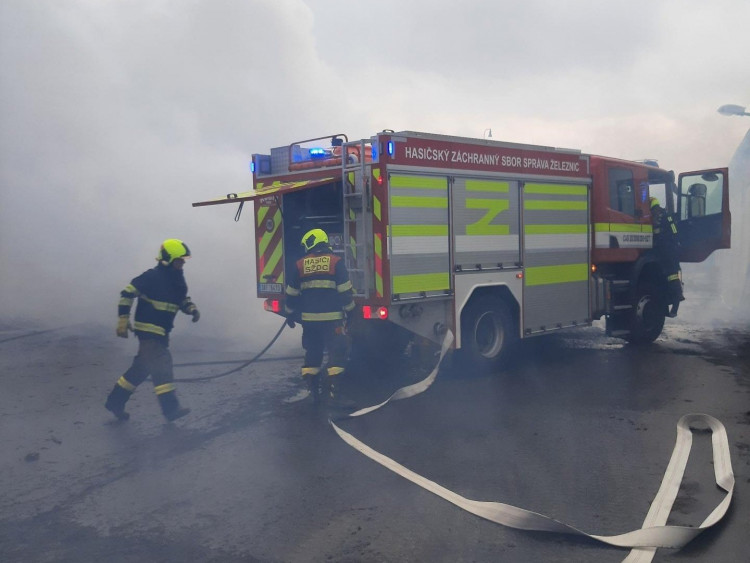 FOTOGALERIE: Požár kolového nakladače