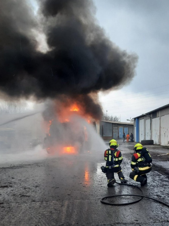 FOTOGALERIE: Požár kolového nakladače