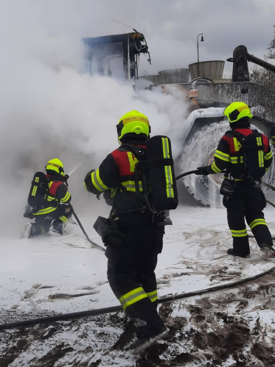 FOTOGALERIE: Požár kolového nakladače